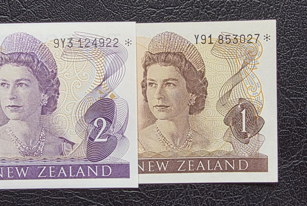 Set of 1 and 2 Dollars 1977- 1981 New Zealand STAR notes Uncirculated UNC (2 notes)