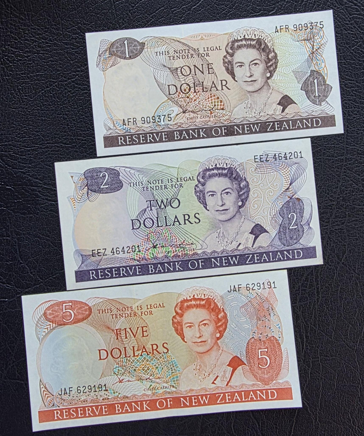 Set of 1, 2 and 5 Dollars 1981- 1985 New Zealand About Uncirculated AUNC (Three notes)