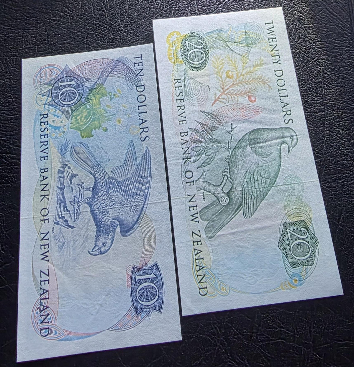 Set of 10 and 20 Dollars 1980s New Zealand About Uncirculated AUNC (two notes)