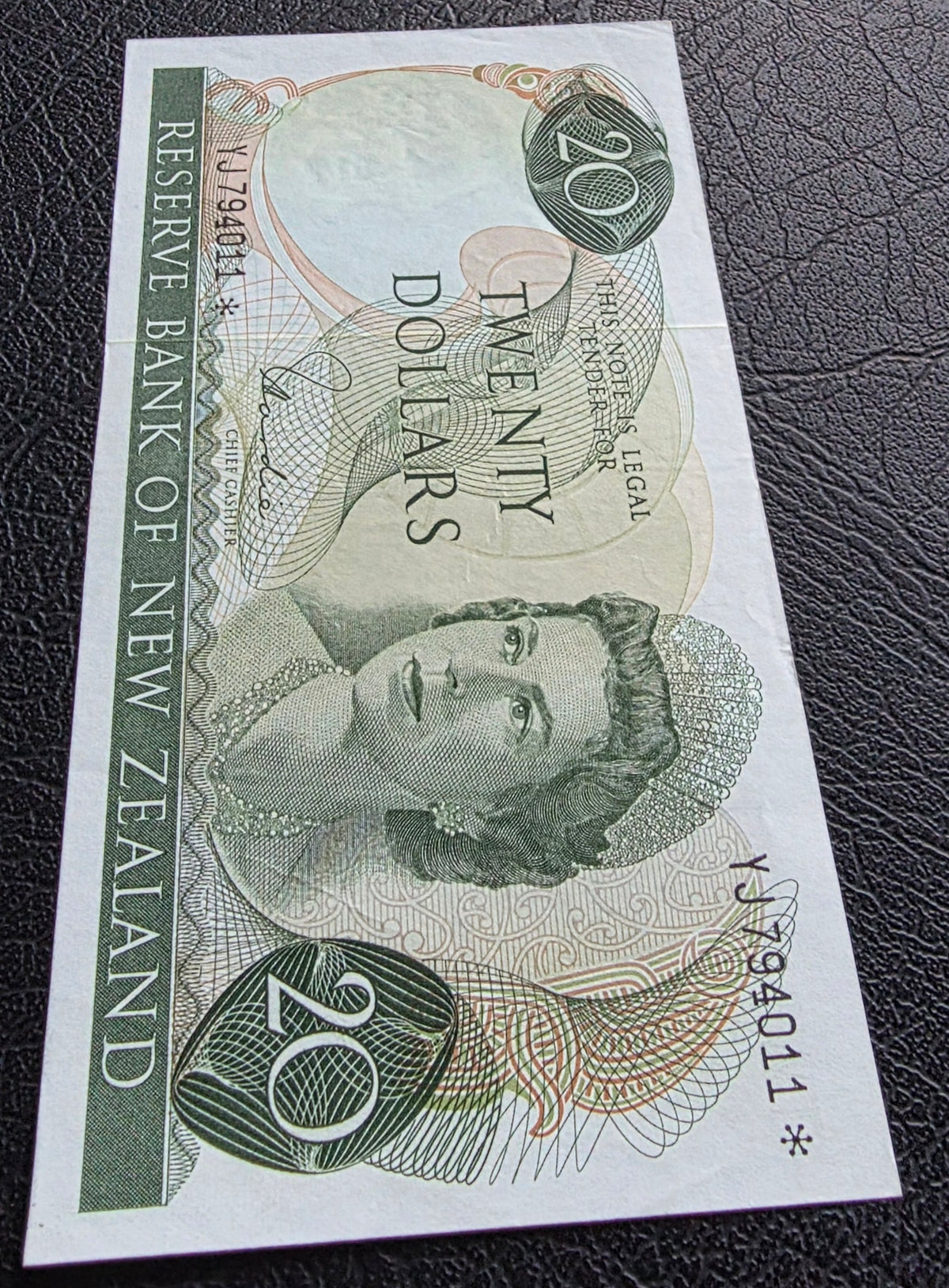 20 Dollar 1968- 1975 New Zealand notes Hardie Sign. About Uncirculated (AUNC) (*Star Replacement) Rare