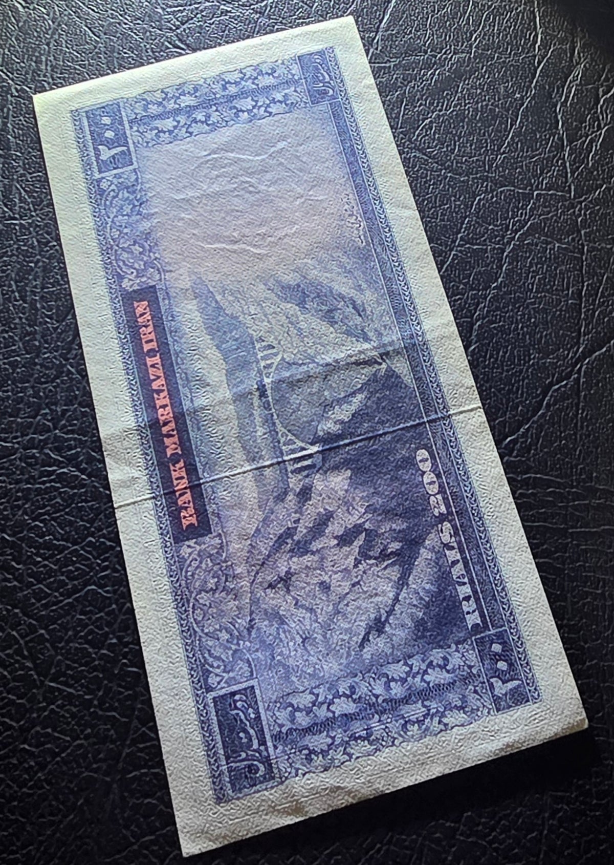 Pahlavi banknote 100 and 200 Rials Samiee Sign. 1971 About Uncirculated AUNC to Gem Uncirculated (two notes)