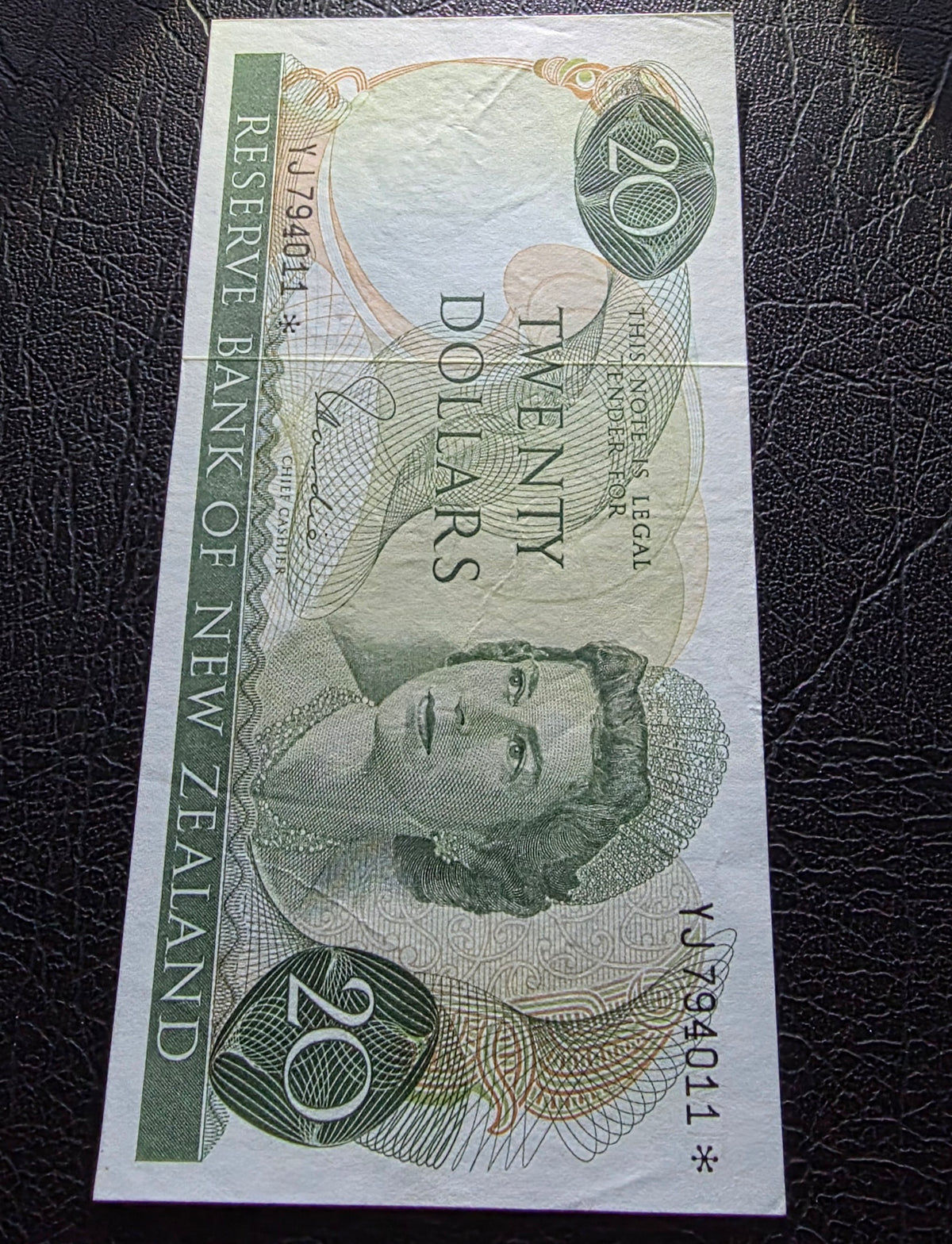 20 Dollar 1968- 1975 New Zealand notes Hardie Sign. About Uncirculated (AUNC) (*Star Replacement) Rare