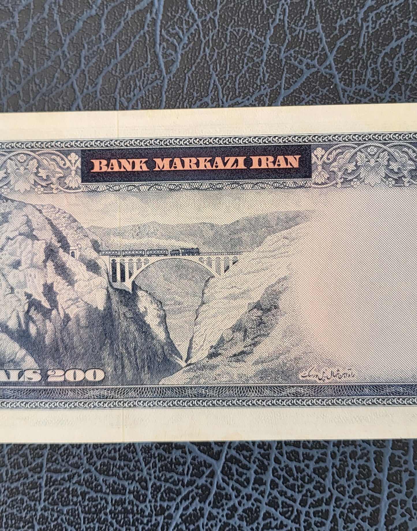 200 Rials 1965 Pahlavi Persian note (Rare) Uncirculated quality P 81 Minor handeling signs