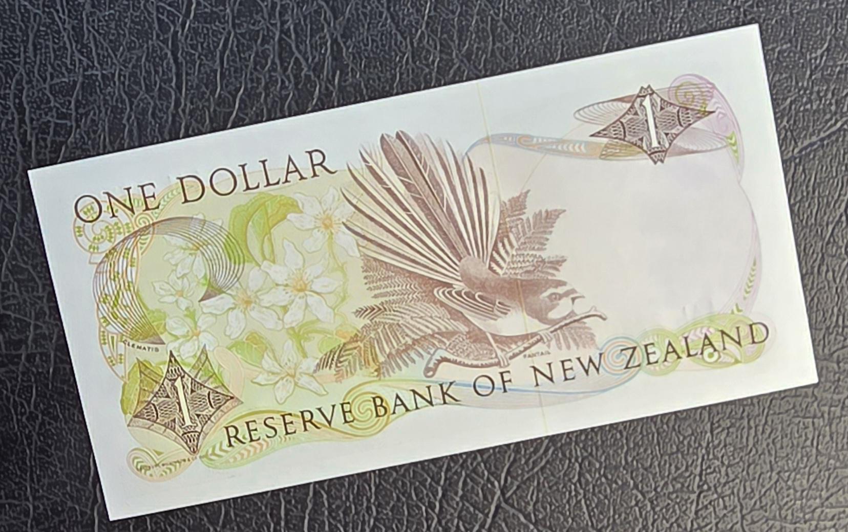 One Dollar 1981- 1985 Newzealand Gem Uncirculated UNC