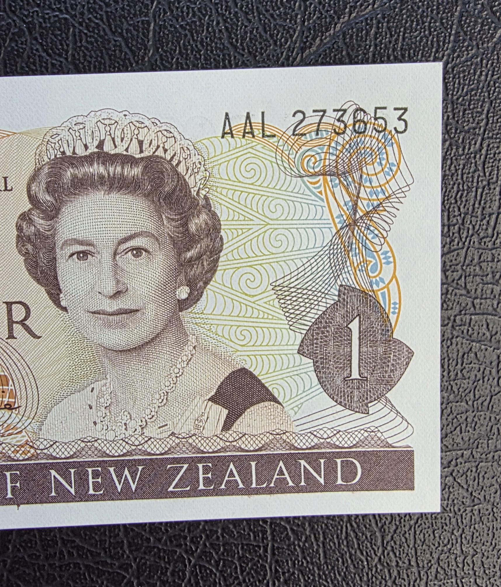 One Dollar 1981- 1985 Newzealand Gem Uncirculated UNC
