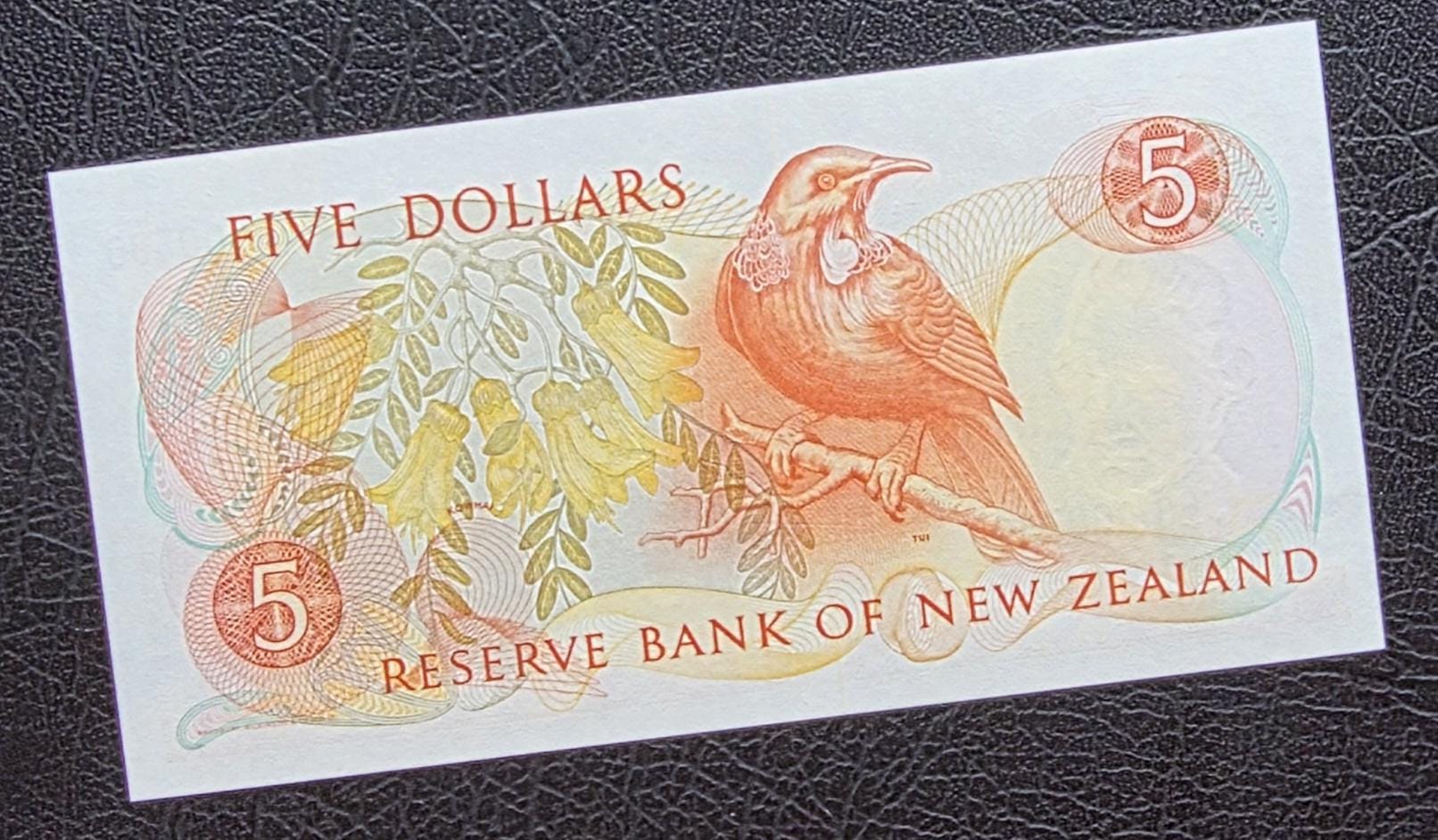 Five Dollar 1989- 1991 Newzealand Gem Uncirculated UNC (Low serial number)