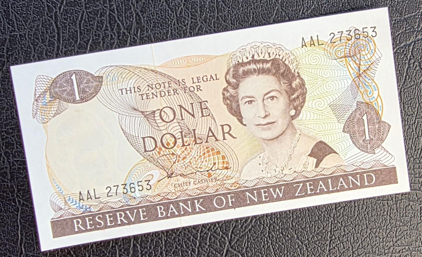 One Dollar 1981- 1985 Newzealand Gem Uncirculated UNC