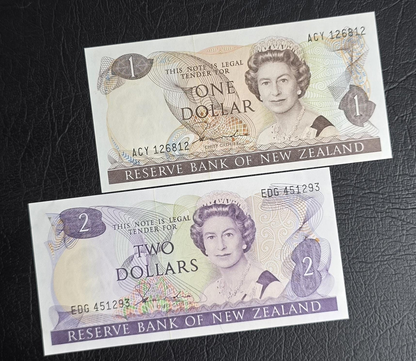 Set of 1 and 2 Dollars 1981- 1992 Newzealand Uncirculated UNC (2 notes)