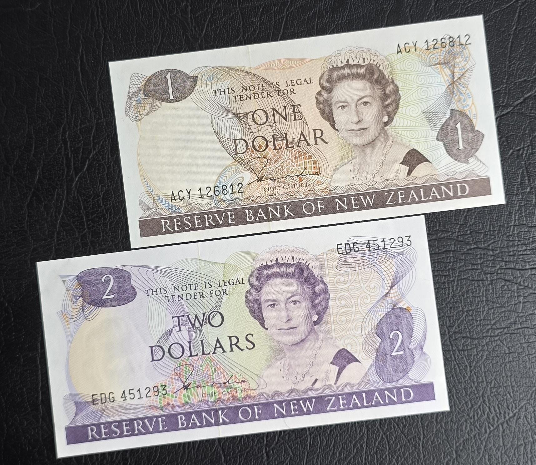 Set of 1 and 2 Dollars 1981- 1992 Newzealand Uncirculated UNC (2 notes)