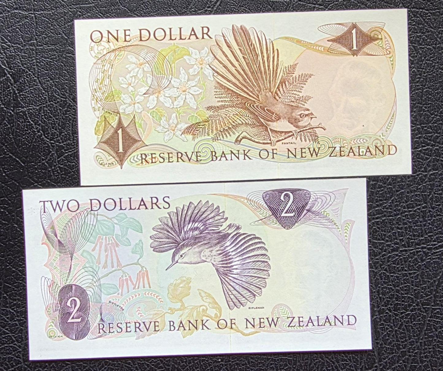 Set of 1 and 2 Dollars 1977- 1981 New Zealand STAR notes Uncirculated UNC (2 notes)