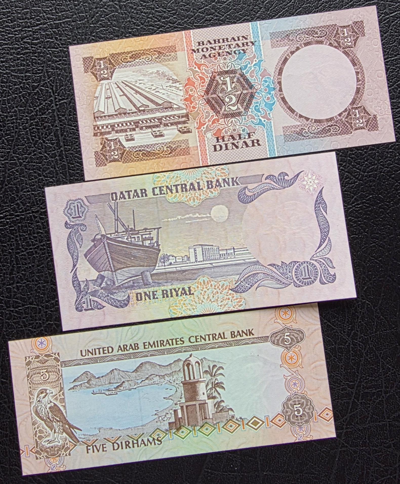 Set of 1/2 Dinar 1973, 1 Rials 1996 and 5 Dirham 1982 Gulf Countries Bahrain, Qatar and Emirtes Gem Uncirculated UNC (Three notes)
