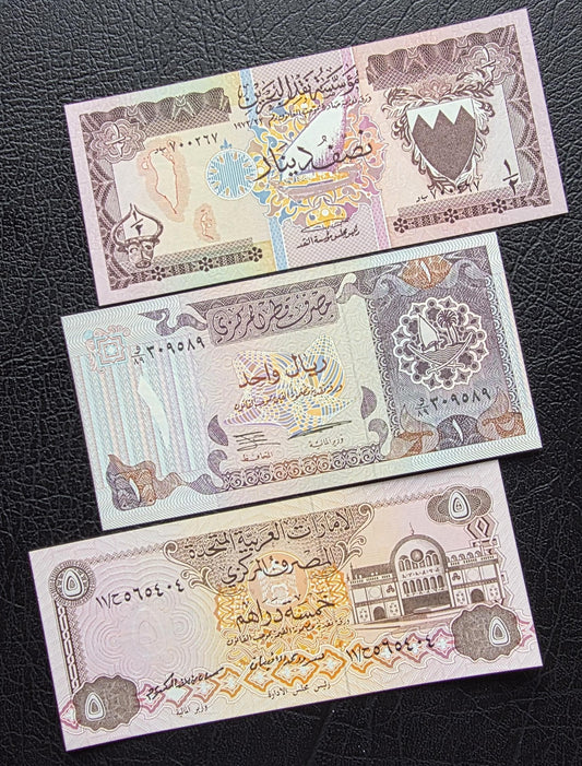 Set of 1/2 Dinar 1973, 1 Rials 1996 and 5 Dirham 1982 Gulf Countries Bahrain, Qatar and Emirtes Gem Uncirculated UNC (Three notes)