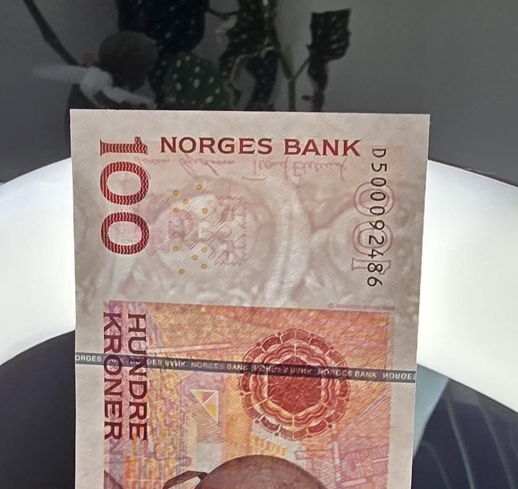 Set of 10 and 100 Kroner 1982- 2010 Norway notes Gem Uncirculated UNC (two notes)