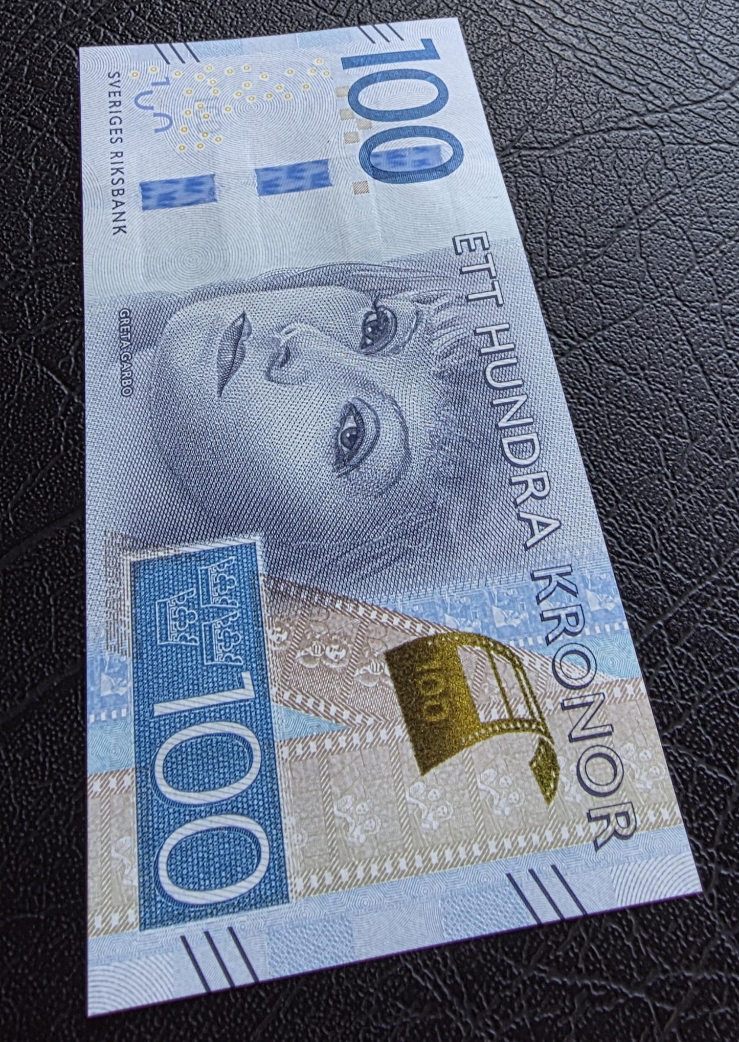 Set of 100 and 200 Kroner 2015- 2016 Sweden notes Gem Uncirculated UNC (two notes)