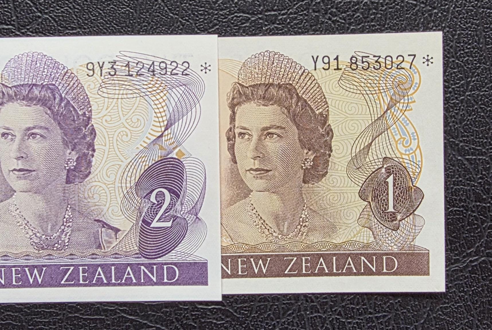Set of 1 and 2 Dollars 1977- 1981 New Zealand STAR notes Uncirculated UNC (2 notes)