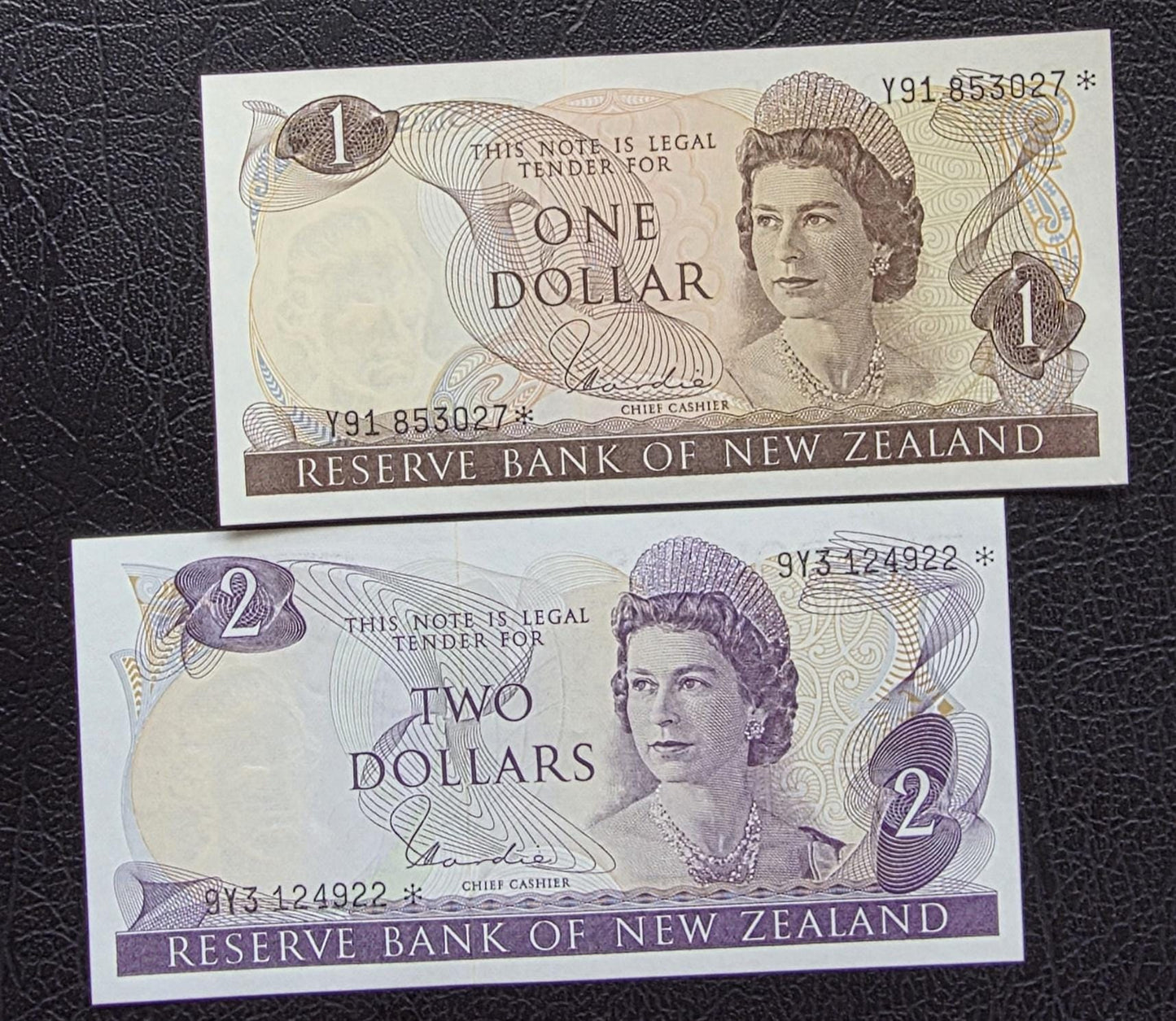 Set of 1 and 2 Dollars 1977- 1981 New Zealand STAR notes Uncirculated UNC (2 notes)