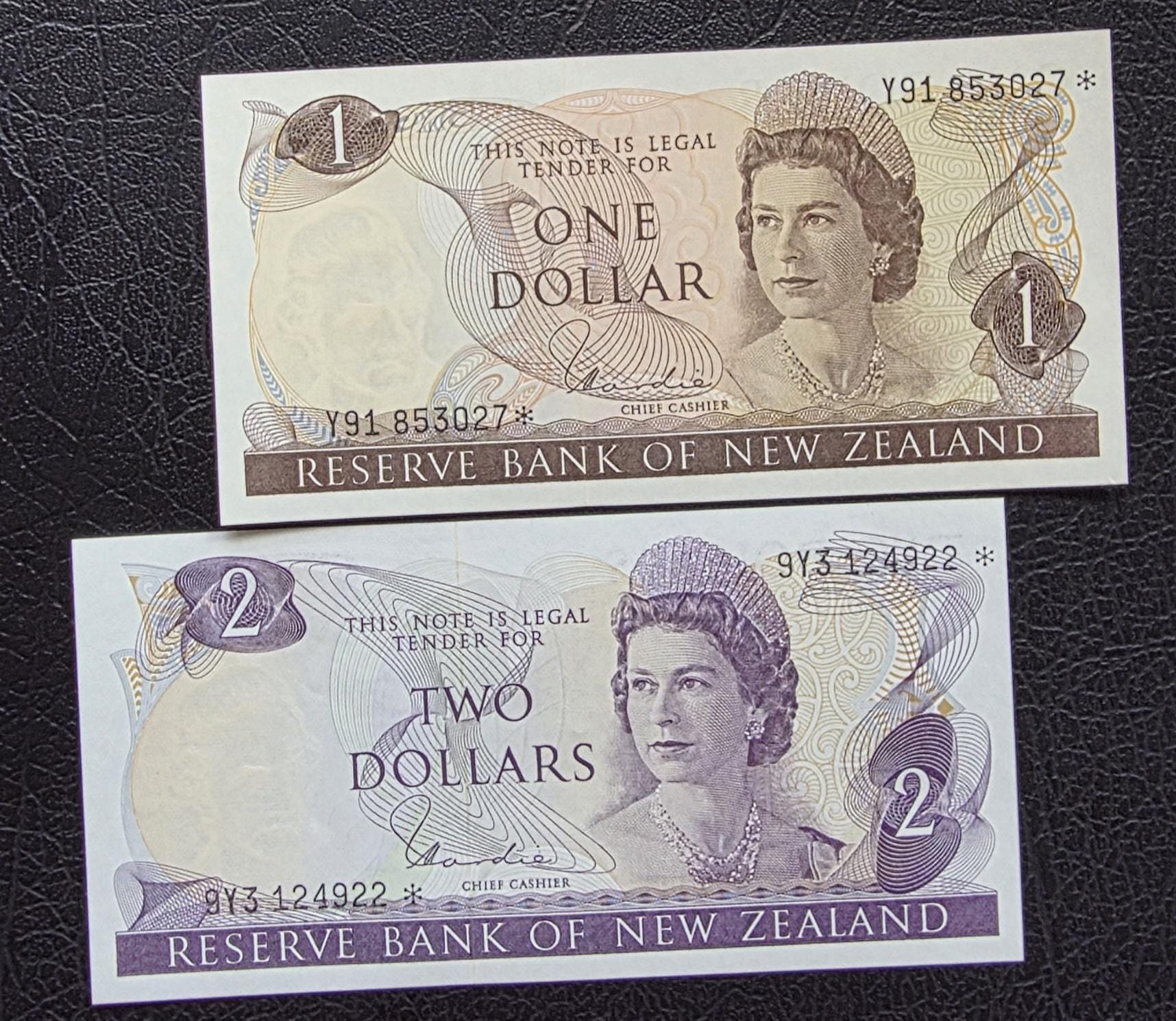 Set of 1 and 2 Dollars 1977- 1981 New Zealand STAR notes Uncirculated UNC (2 notes)