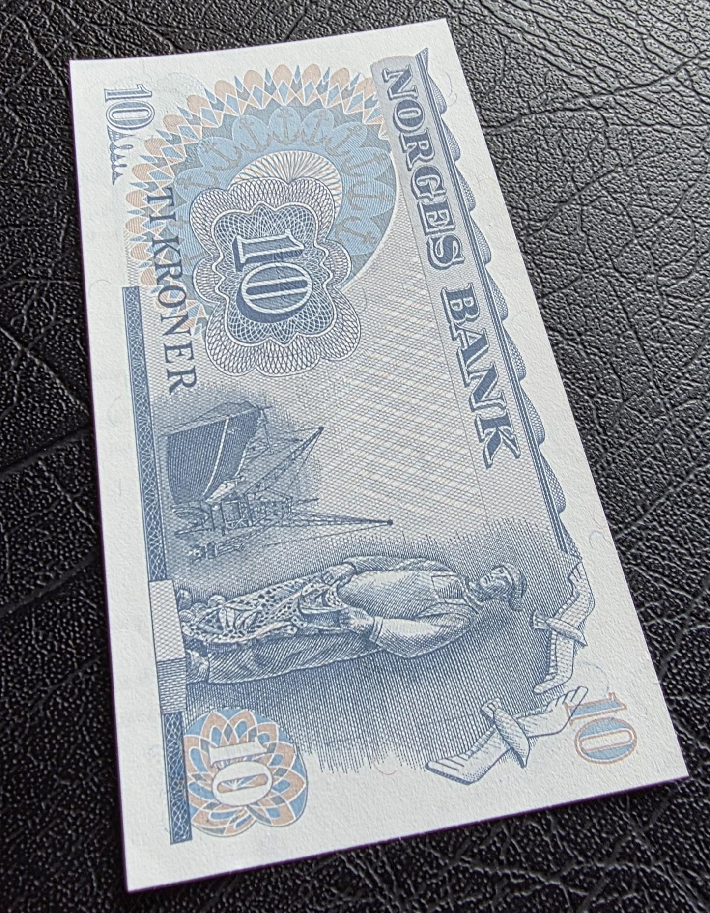 Set of 10 and 100 Kroner 1982- 2010 Norway notes Gem Uncirculated UNC (two notes)