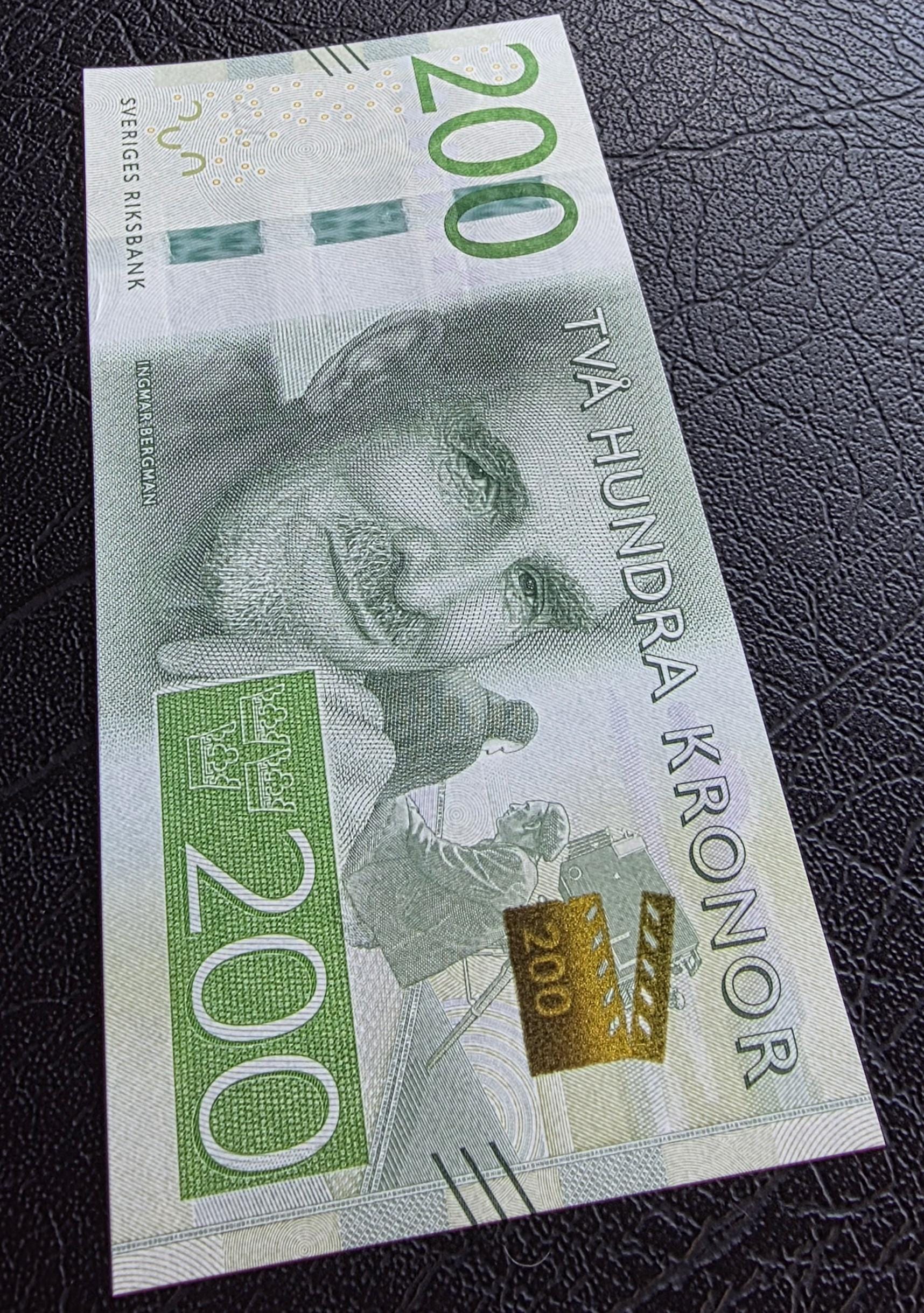 Set of 100 and 200 Kroner 2015- 2016 Sweden notes Gem Uncirculated UNC (two notes)