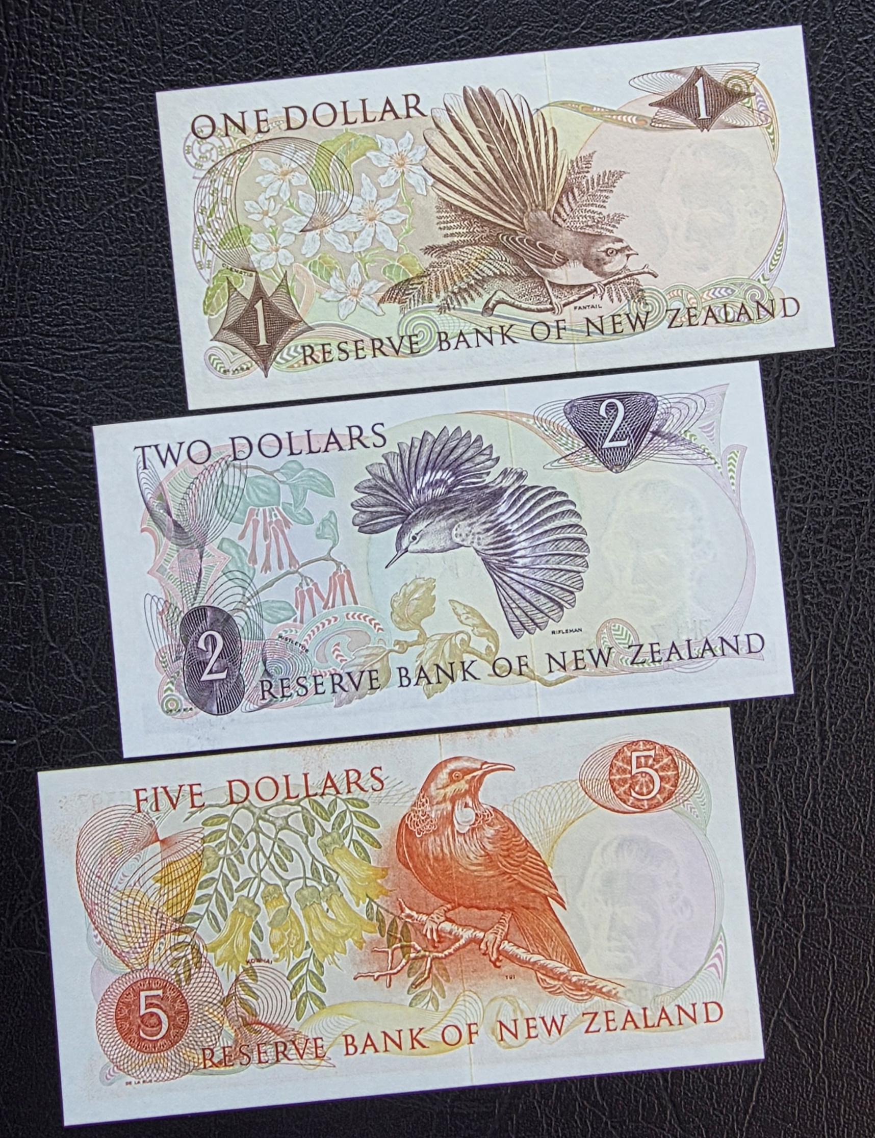 Set of 1, 2 and 5 Dollars 1970- 1980 New Zealand About Uncirculated AUNC (Three notes)