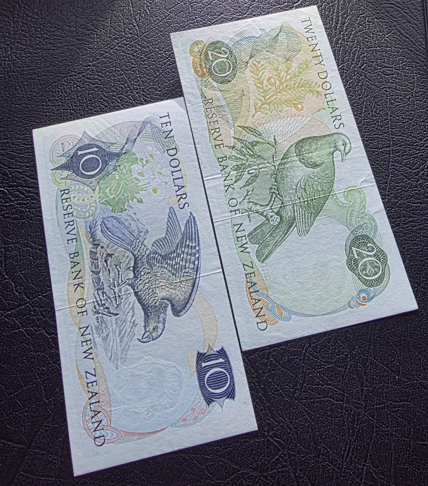 Set of 10 and 20 Dollars 1970- 1980 New Zealand About Uncirculated AUNC (two notes)