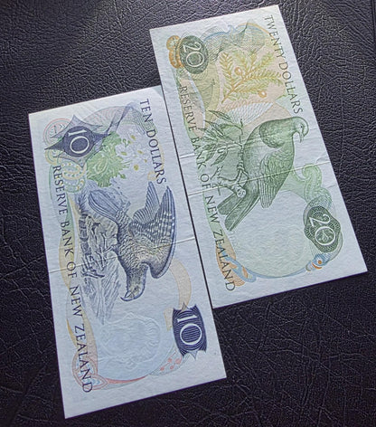 Set of 10 and 20 Dollars 1970- 1980 New Zealand About Uncirculated AUNC (two notes)