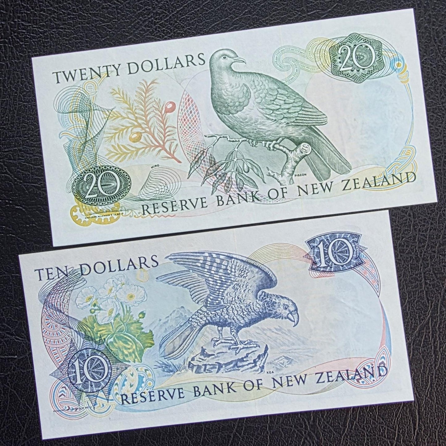 Set of 10 and 20 Dollars 1980s New Zealand About Uncirculated AUNC (two notes)