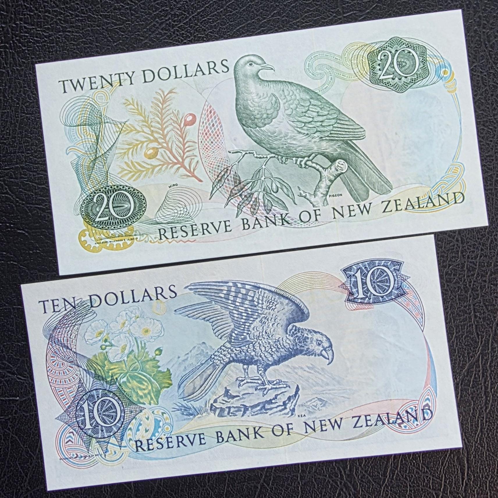 Set of 10 and 20 Dollars 1980s New Zealand About Uncirculated AUNC (two notes)
