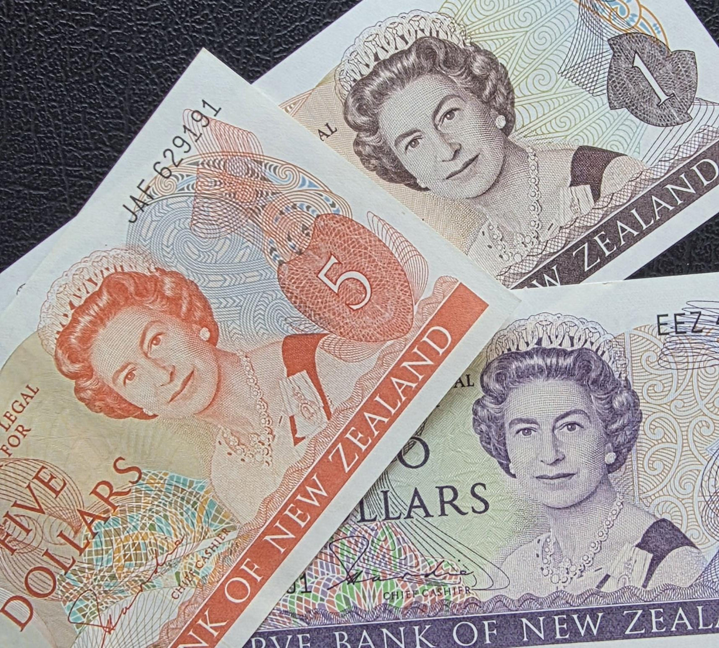Set of 1, 2 and 5 Dollars 1981- 1985 New Zealand About Uncirculated AUNC (Three notes)