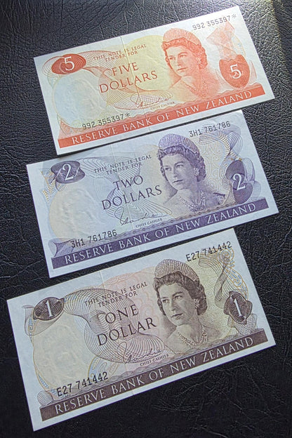 Set of 1, 2 and 5 Dollars 1970- 1980 New Zealand About Uncirculated AUNC (Three notes)