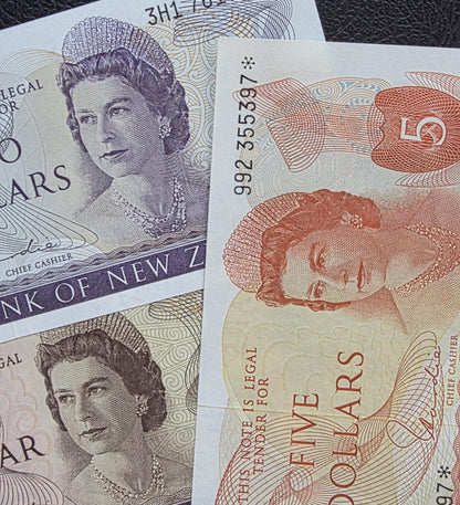 Set of 1, 2 and 5 Dollars 1970- 1980 New Zealand About Uncirculated AUNC (Three notes)