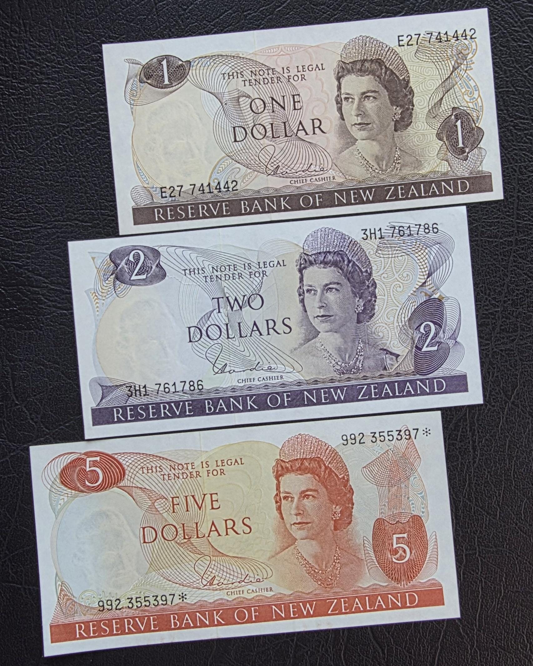 Set of 1, 2 and 5 Dollars 1970- 1980 New Zealand About Uncirculated AUNC (Three notes)