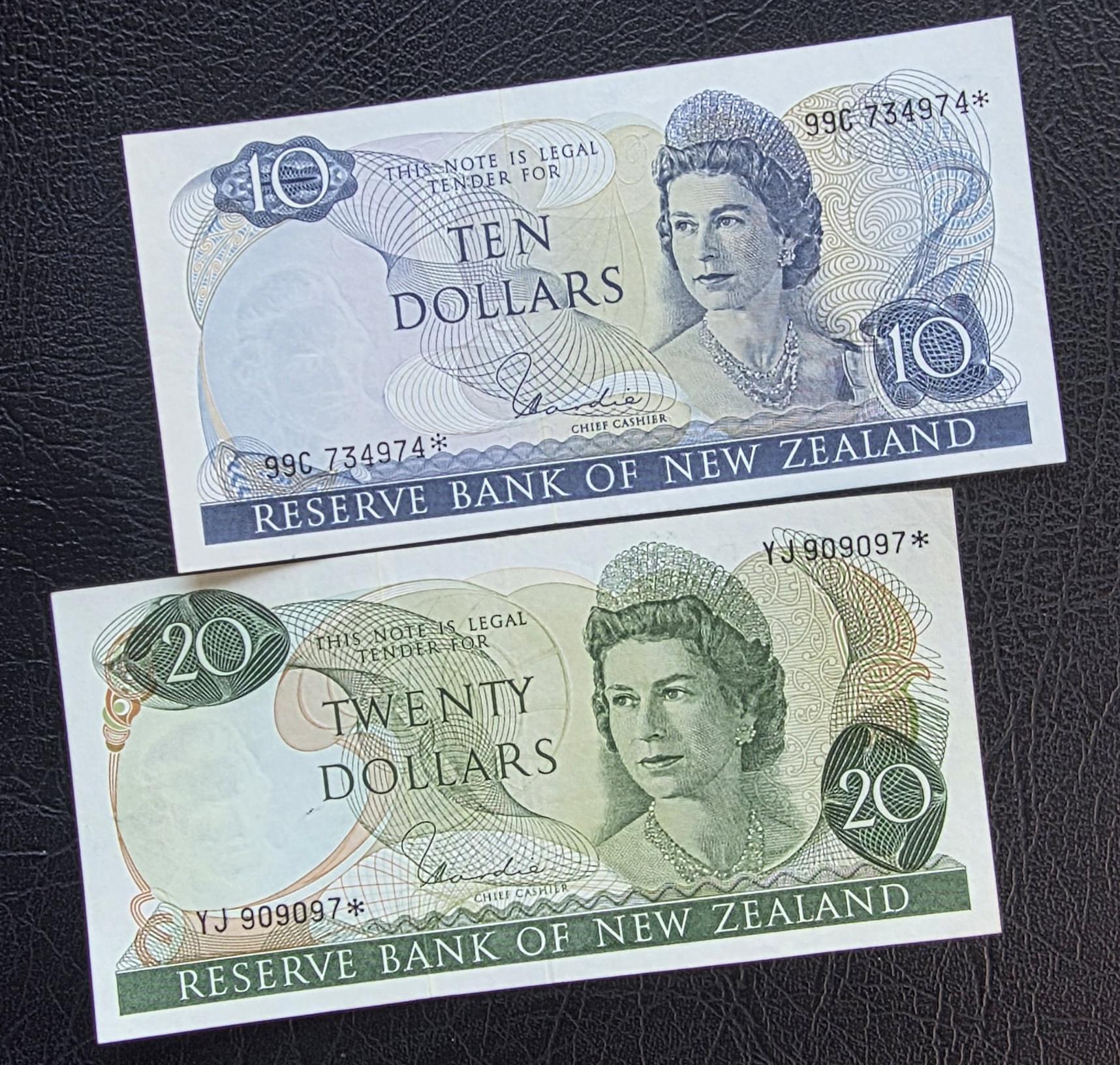 Set of 10 and 20 Dollars 1970- 1980 New Zealand About Uncirculated AUNC (two notes)