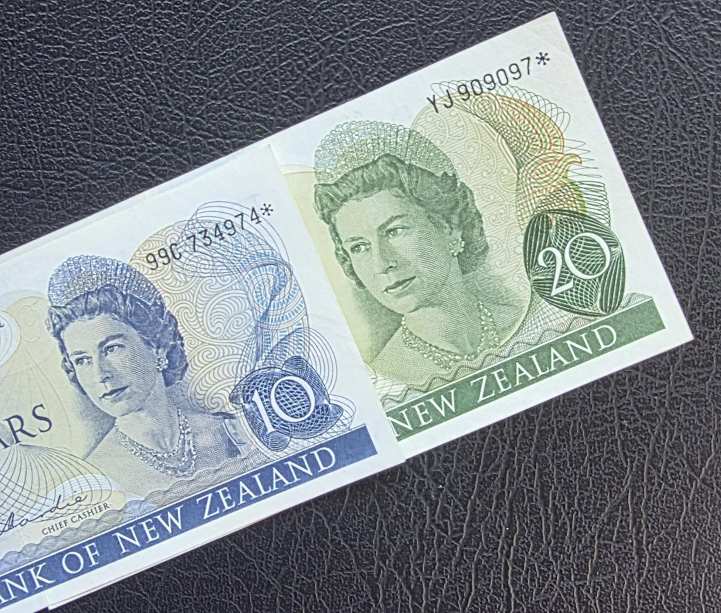 Set of 10 and 20 Dollars 1970- 1980 New Zealand About Uncirculated AUNC (two notes)