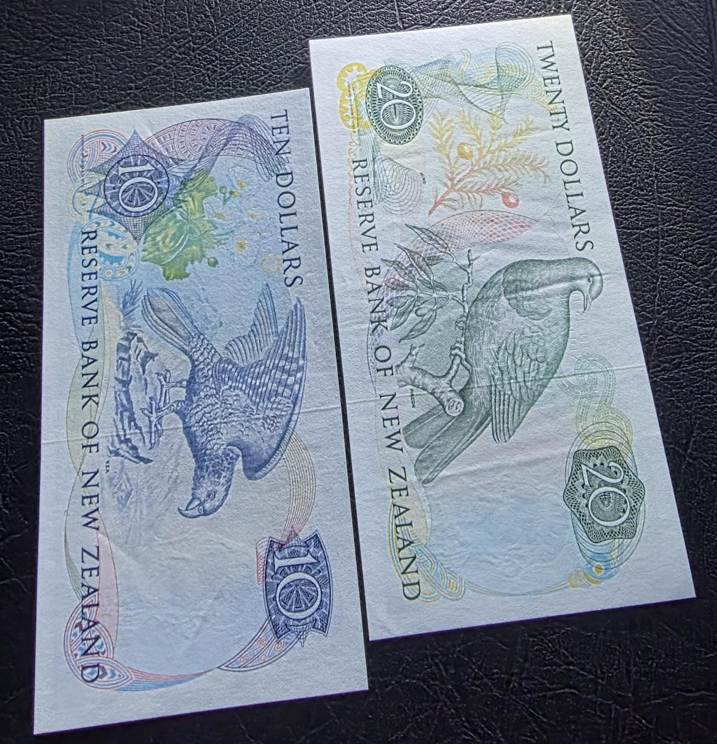 Set of 10 and 20 Dollars 1980s New Zealand About Uncirculated AUNC (two notes)