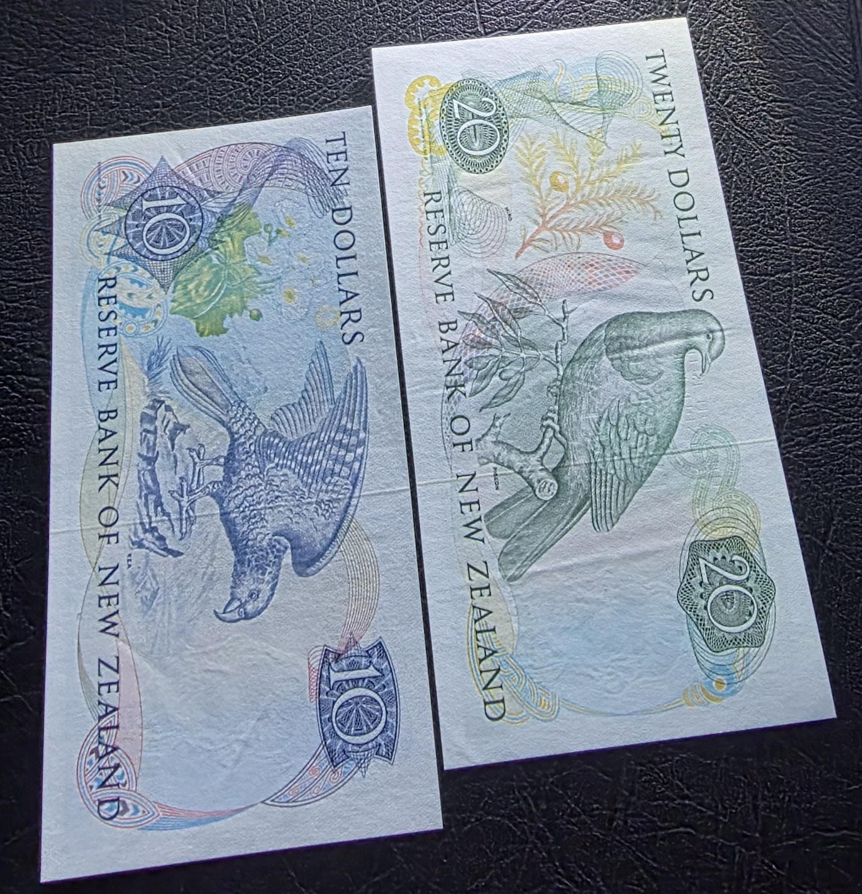 Set of 10 and 20 Dollars 1980s New Zealand About Uncirculated AUNC (two notes)