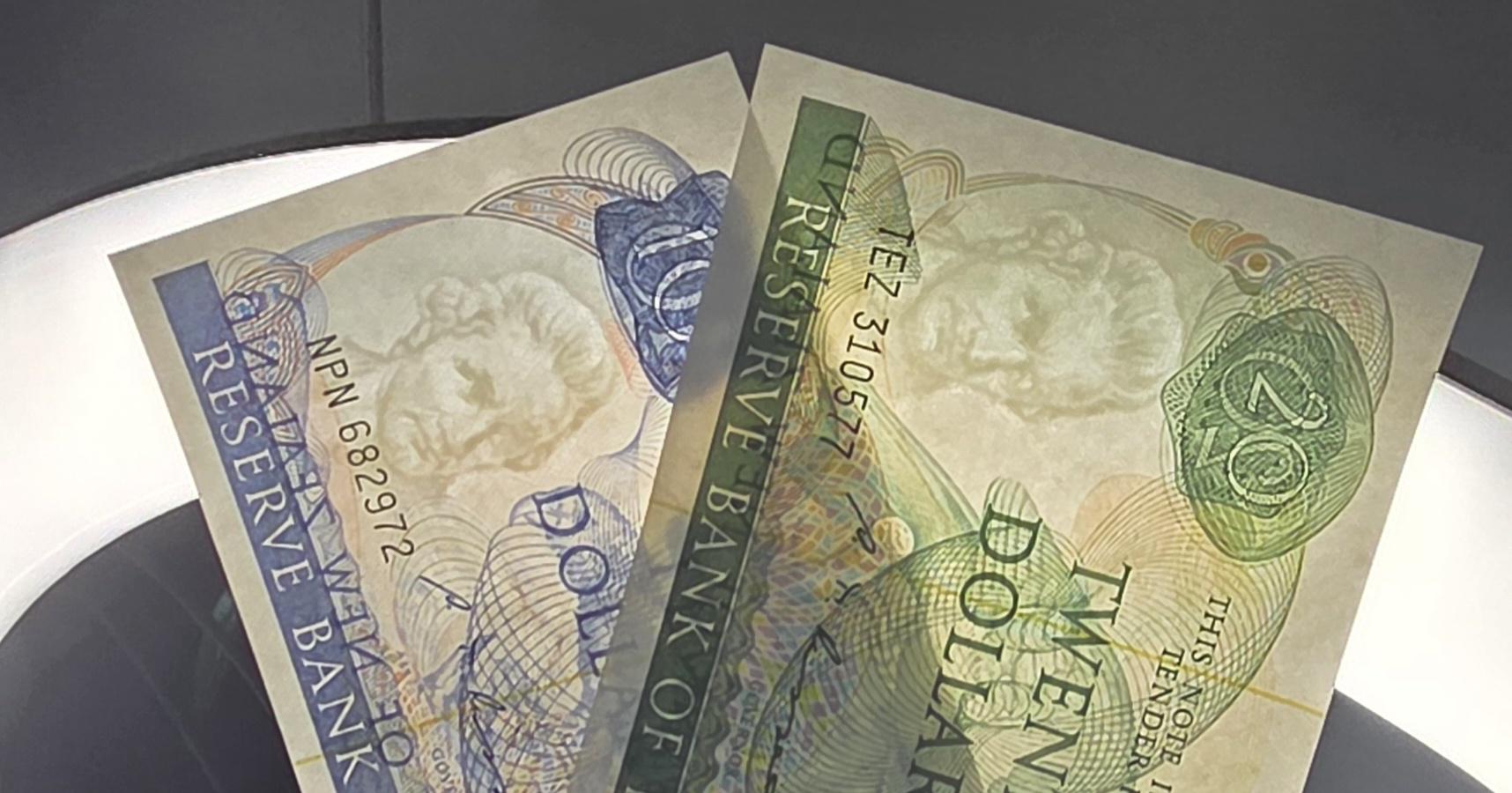 Set of 10 and 20 Dollars 1980s New Zealand About Uncirculated AUNC (two notes)