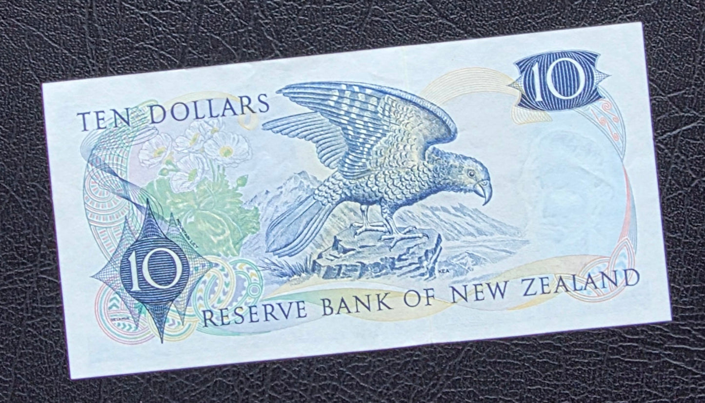 10 Dollar 1968- 1975 New Zealand notes Wilks Sign. About Uncirculated (AUNC)