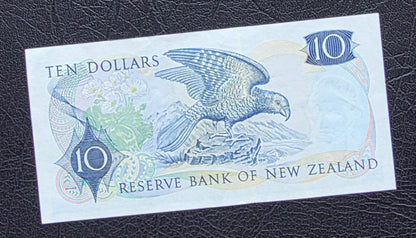 10 Dollar 1968- 1975 New Zealand notes Wilks Sign. About Uncirculated (AUNC)