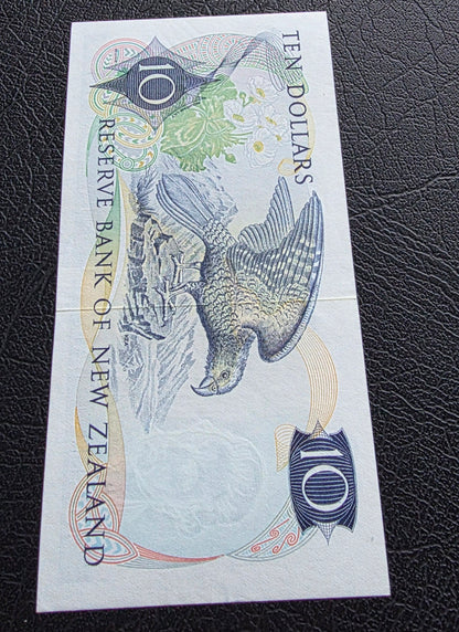 10 Dollar 1968- 1975 New Zealand notes Hardie Sign. About Uncirculated (AUNC) (*Star Replacement)
