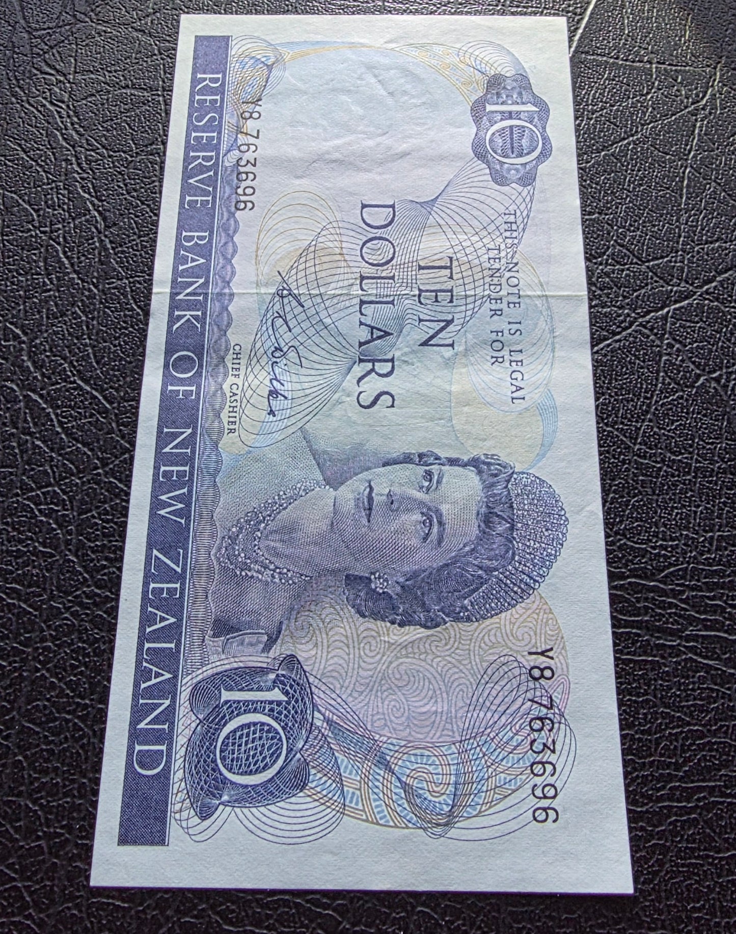 10 Dollar 1968- 1975 New Zealand notes Wilks Sign. About Uncirculated (AUNC)