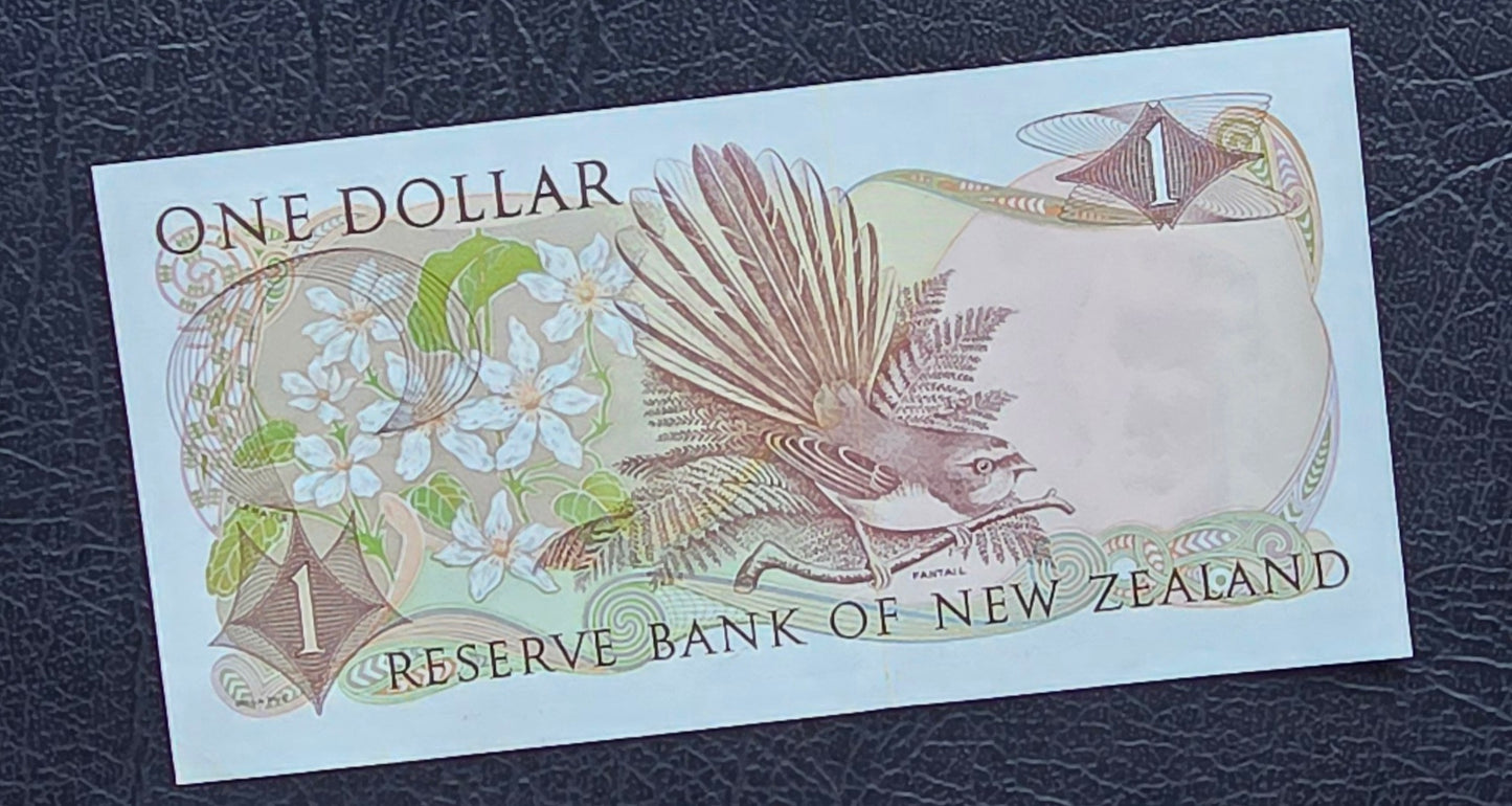 1 Dollar 1977- 1981 New Zealand notes Hardie Sign. About Uncirculated (AUNC)