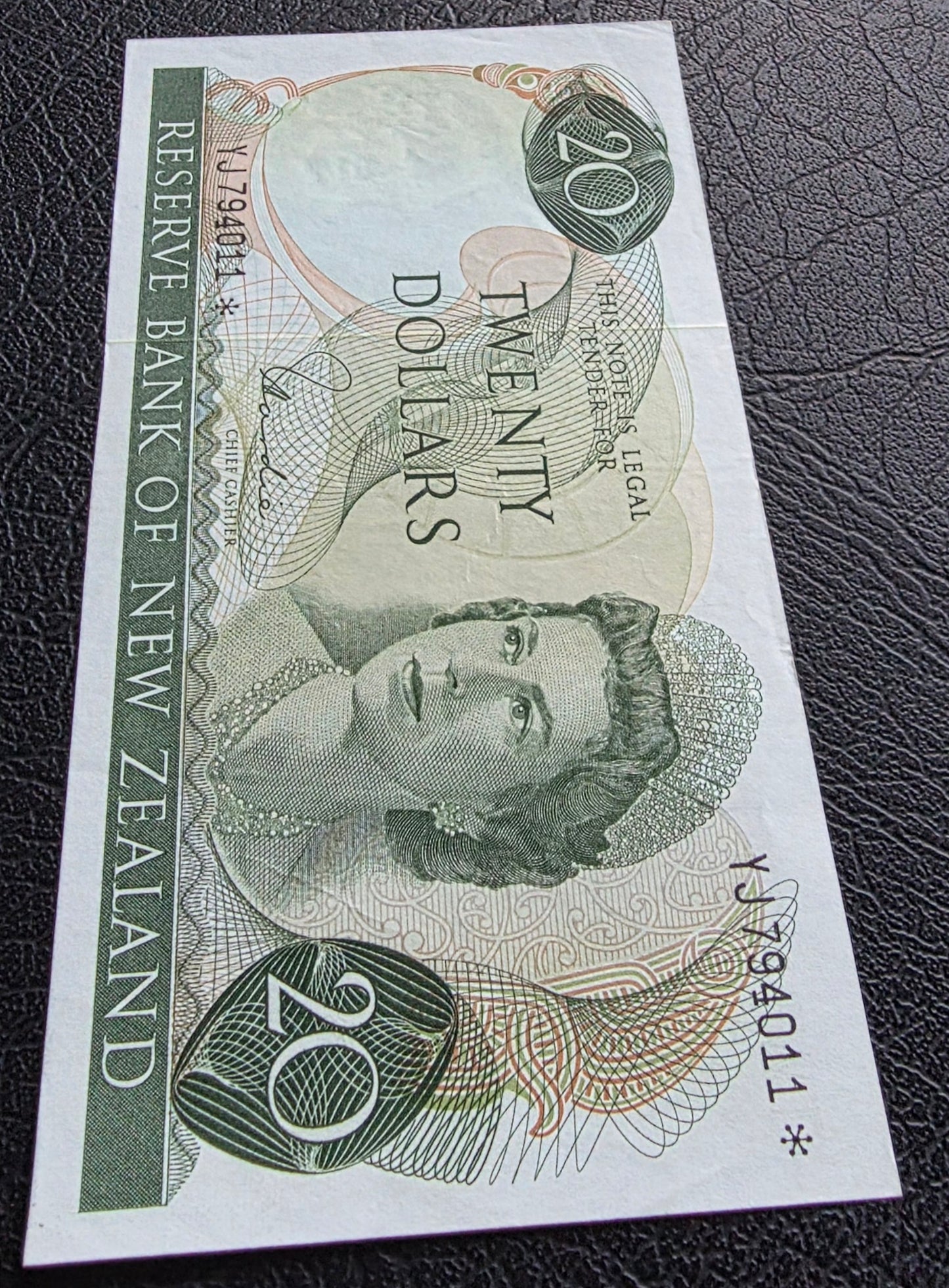 20 Dollar 1968- 1975 New Zealand notes Hardie Sign. About Uncirculated (AUNC) (*Star Replacement) Rare
