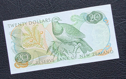 20 Dollar 1968- 1975 New Zealand notes Hardie Sign. About Uncirculated (AUNC) (*Star Replacement) Rare