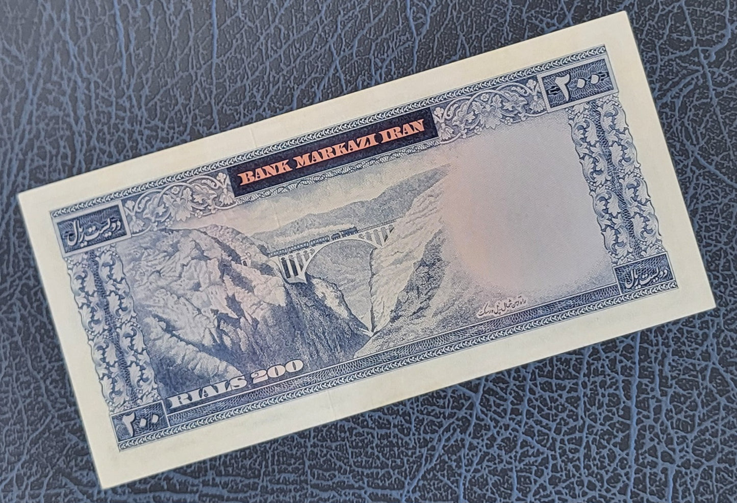 200 Rials 1965 Pahlavi Persian note (Rare) Uncirculated quality P 81 Minor handeling signs