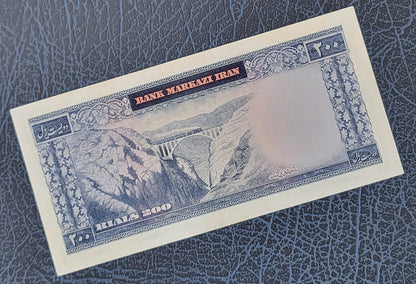 200 Rials 1965 Pahlavi Persian note (Rare) Uncirculated quality P 81 Minor handeling signs