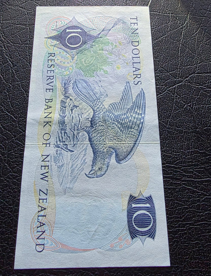 10 Dollar 1968- 1975 New Zealand notes Wilks Sign. About Uncirculated (AUNC)