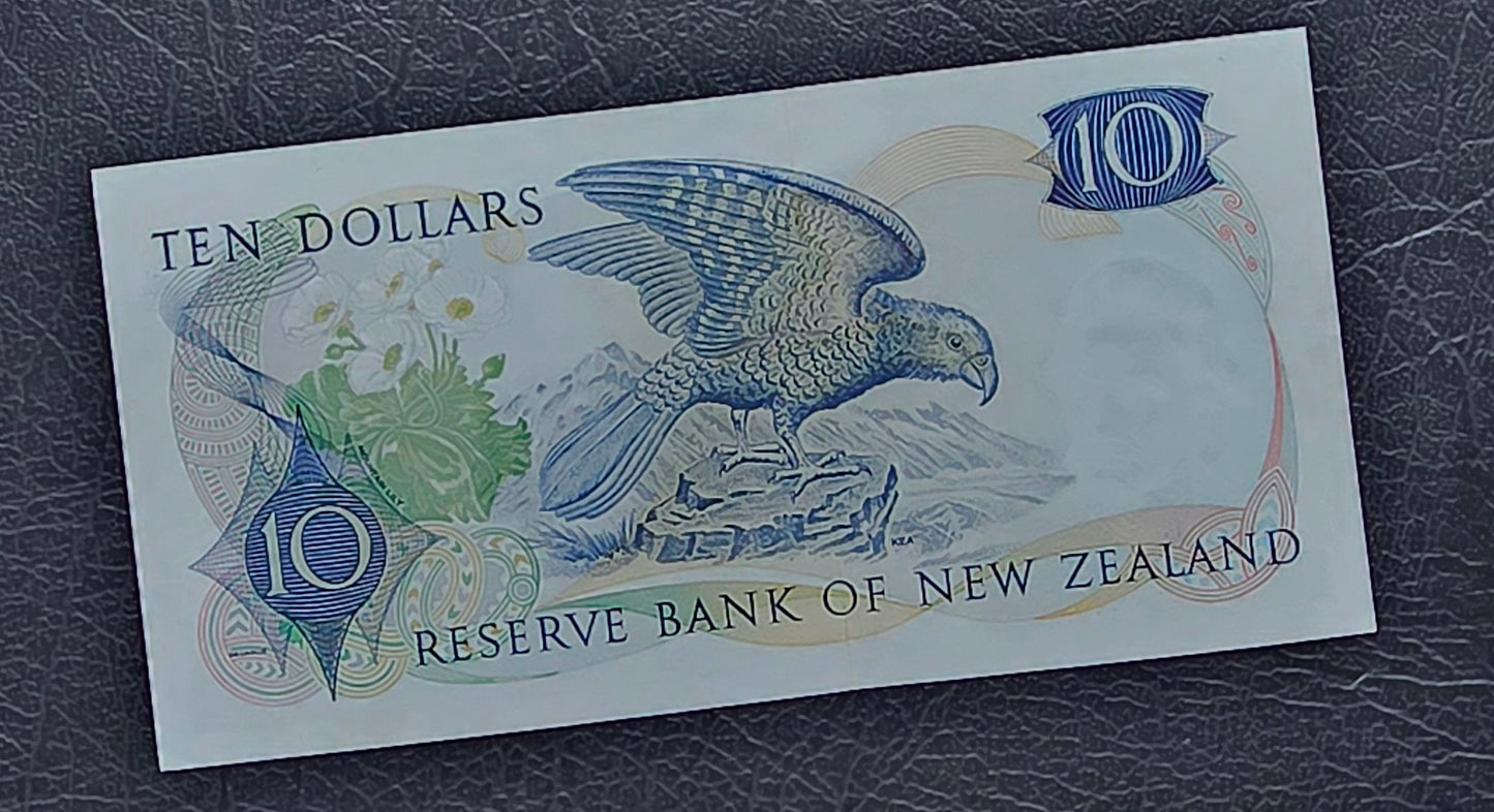 10 Dollar 1968- 1975 New Zealand notes Hardie Sign. About Uncirculated (AUNC) (*Star Replacement)