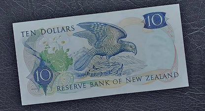10 Dollar 1968- 1975 New Zealand notes Hardie Sign. About Uncirculated (AUNC) (*Star Replacement)