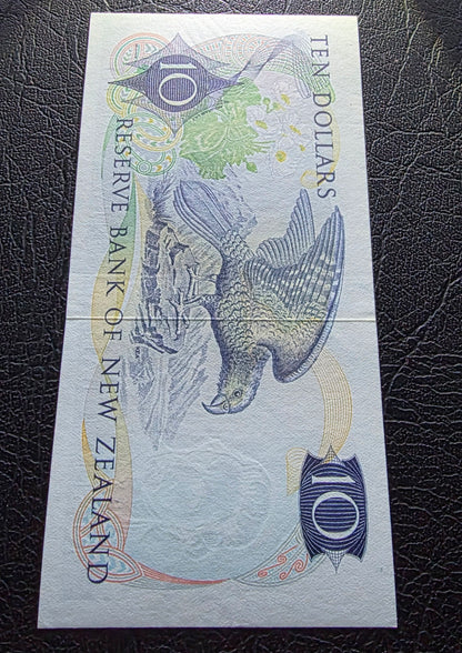 10 Dollar 1968- 1975 New Zealand notes Hardie Sign. About Uncirculated (AUNC) (*Star Replacement)
